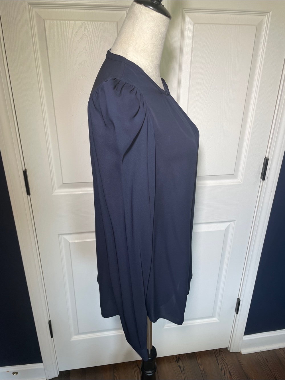 NWT Theory Silk Navy Button-Front Puff-Sleeve Ruched Blouse Size Large - Picture 4 of 10